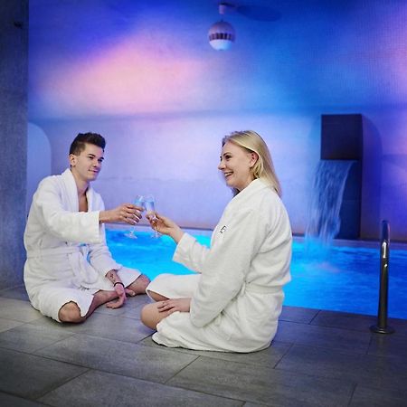 שווידניקה Hotel Fado Spa & Restaurant מראה חיצוני תמונה