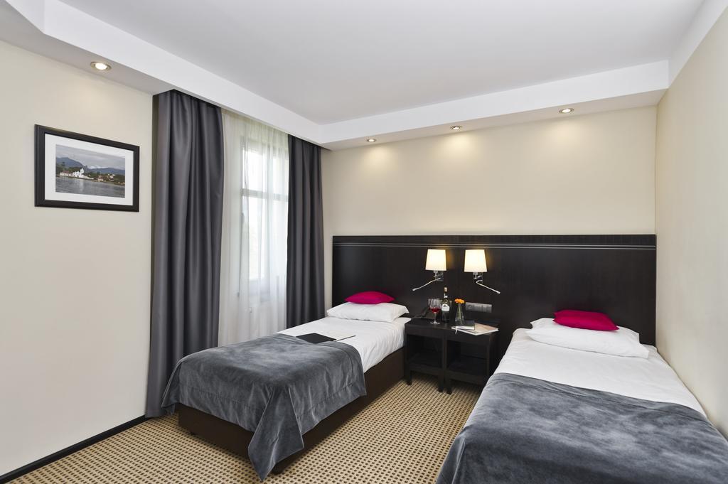 שווידניקה Hotel Fado Spa & Restaurant מראה חיצוני תמונה