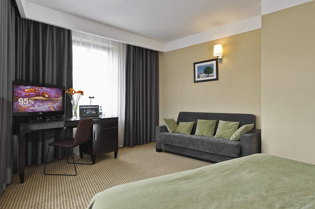 שווידניקה Hotel Fado Spa & Restaurant מראה חיצוני תמונה