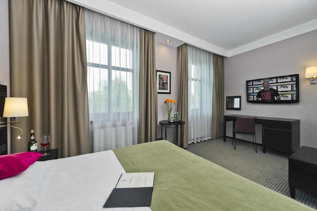 שווידניקה Hotel Fado Spa & Restaurant מראה חיצוני תמונה