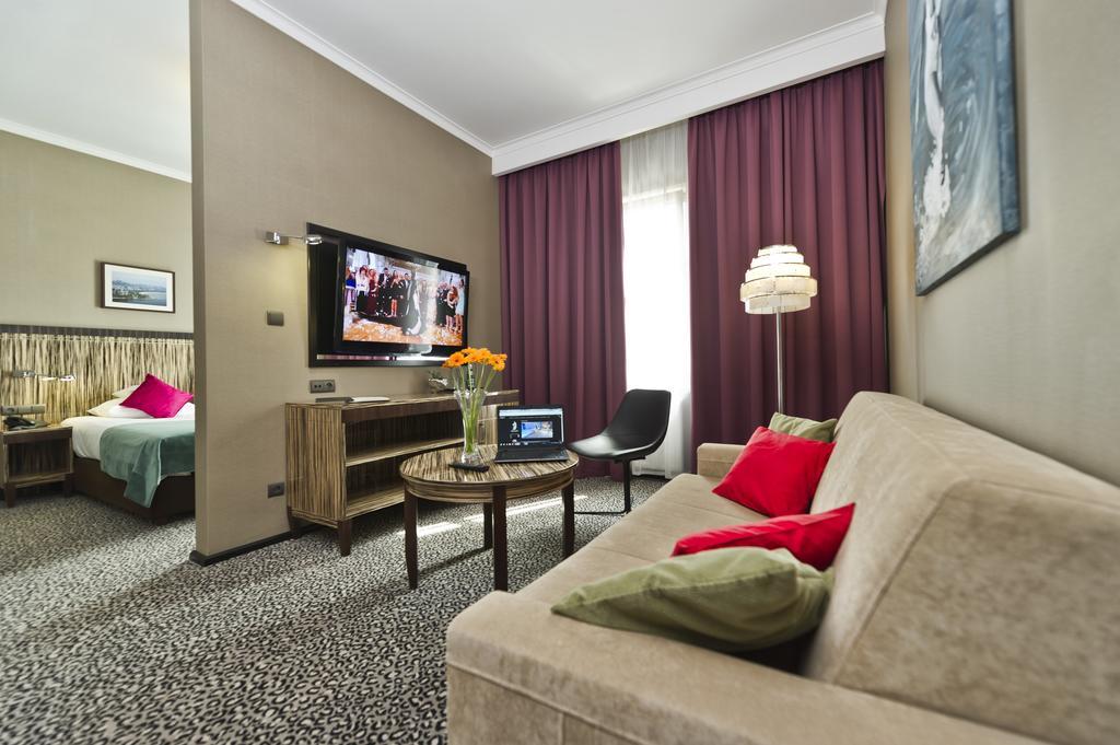 שווידניקה Hotel Fado Spa & Restaurant מראה חיצוני תמונה
