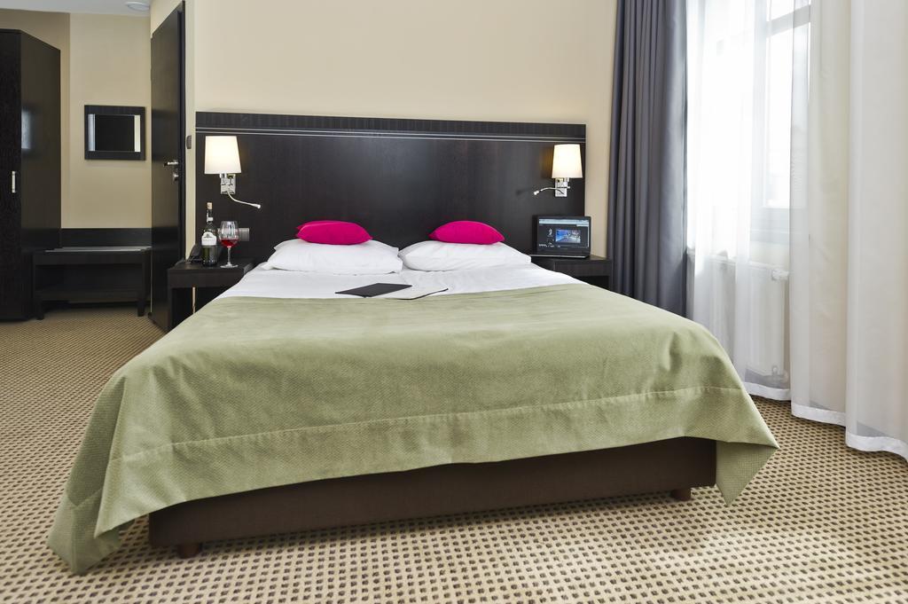שווידניקה Hotel Fado Spa & Restaurant מראה חיצוני תמונה