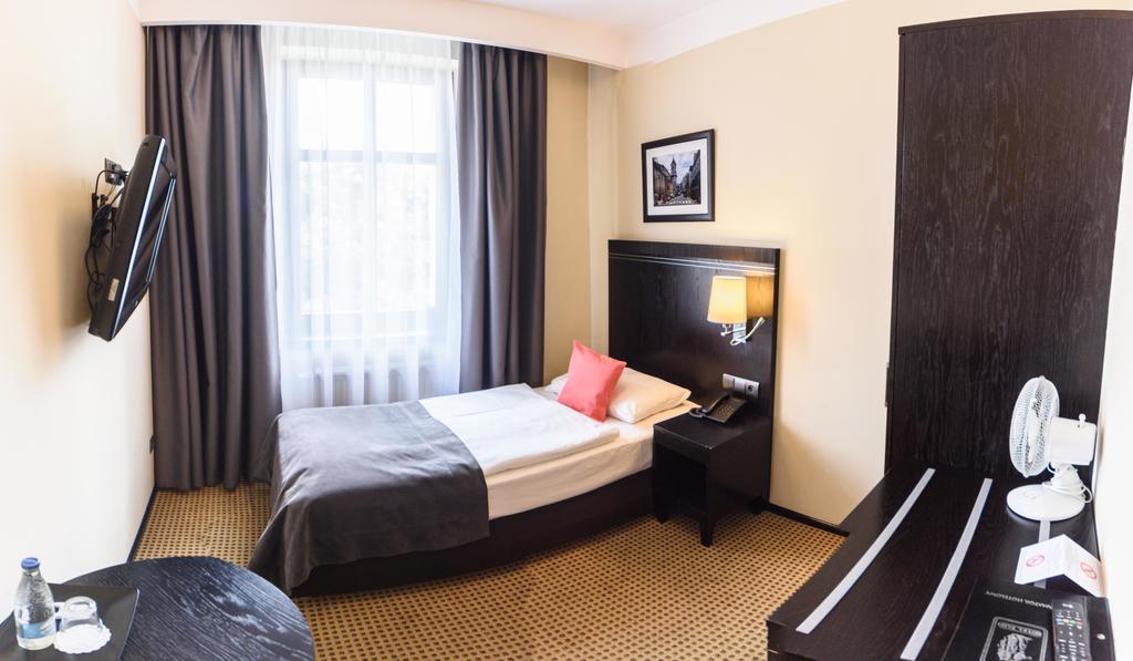 שווידניקה Hotel Fado Spa & Restaurant מראה חיצוני תמונה